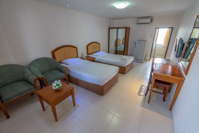 Golden House Service And Apartment Rayong Extérieur photo