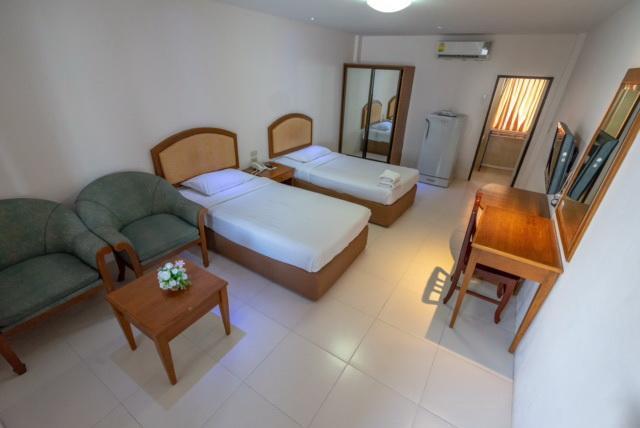 Golden House Service And Apartment Rayong Extérieur photo